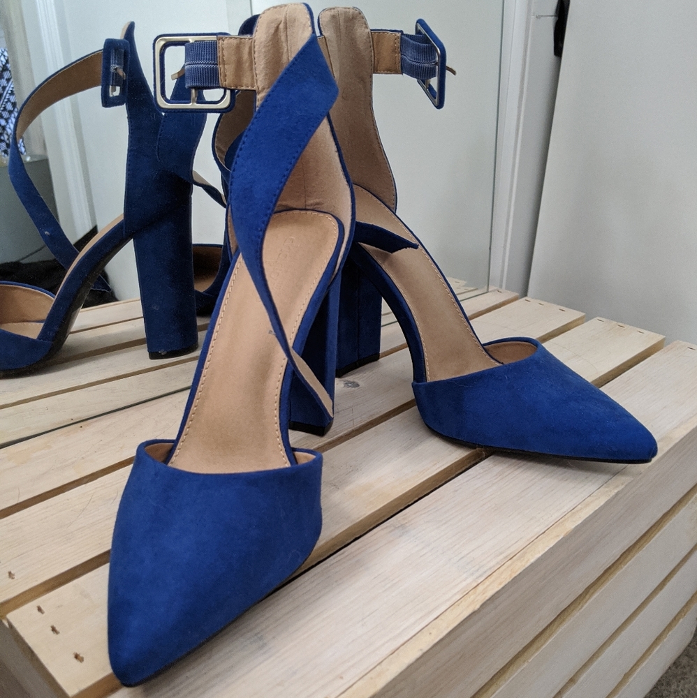 Blue pointed toe pumps